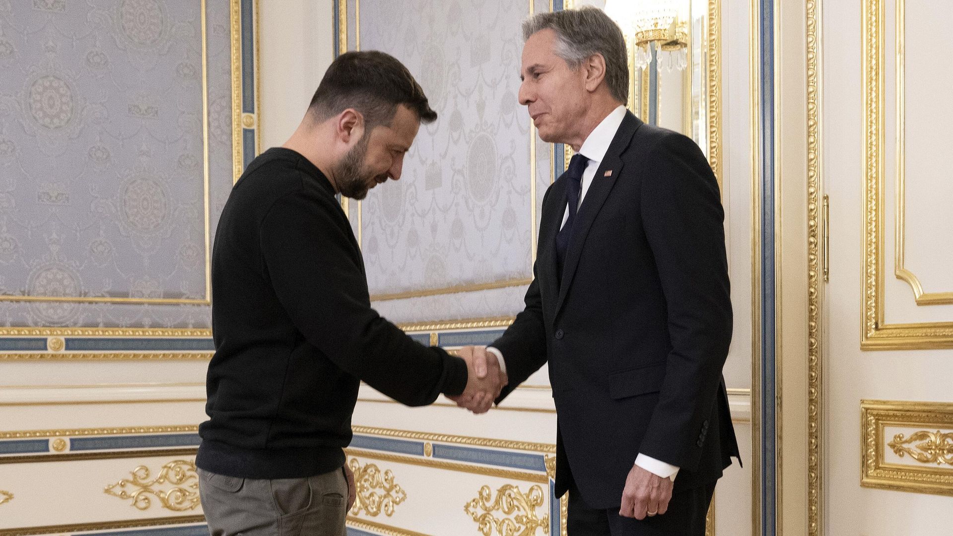 Президент Украины Владимир Зеленский приветствует государственного секретаря США Энтони Блинкена перед их переговорами в Киеве 14 мая 2024 года - ИноСМИ, 1920, 05.12.2024