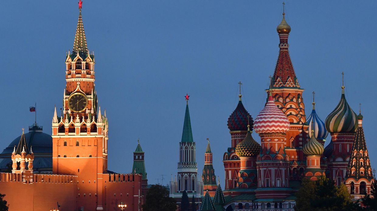 Спасская башня Московского Кремля и Покровский собор.