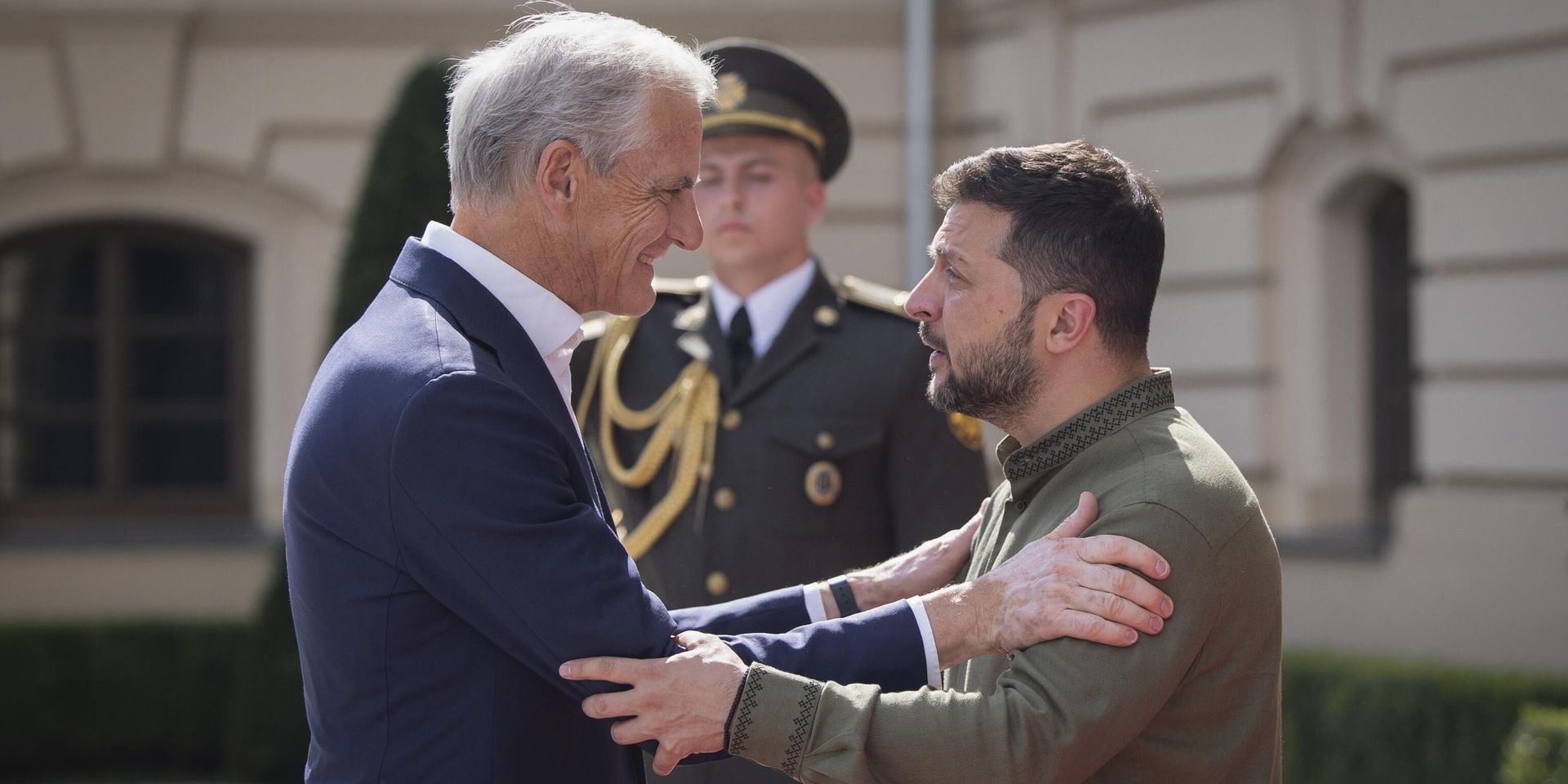 Президент Украины Владимир Зеленский и премьер-министр Норвегии Йонас Гар Стёре приветствуют друг друга во время встречи в Киеве. 24 августа 2023 года - ИноСМИ, 1920, 31.05.2024