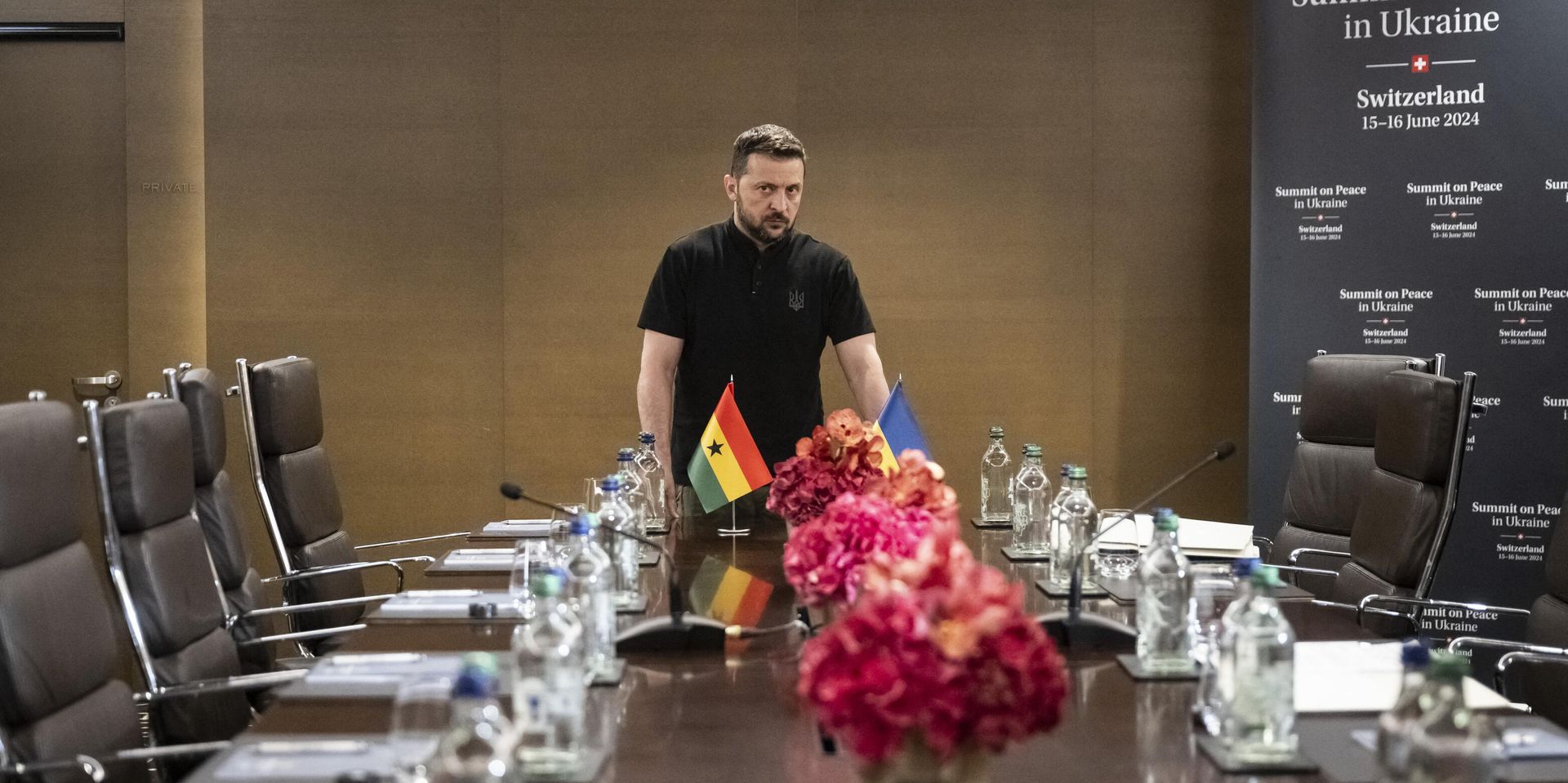 Владимир Зеленский надеется на следующую двустороннюю встречу во время саммита по вопросам мира на Украине на роскошном курорте Бургеншток, недалеко от Люцерна, Швейцария. 16 июня 2024 года. - ИноСМИ, 1920, 17.06.2024