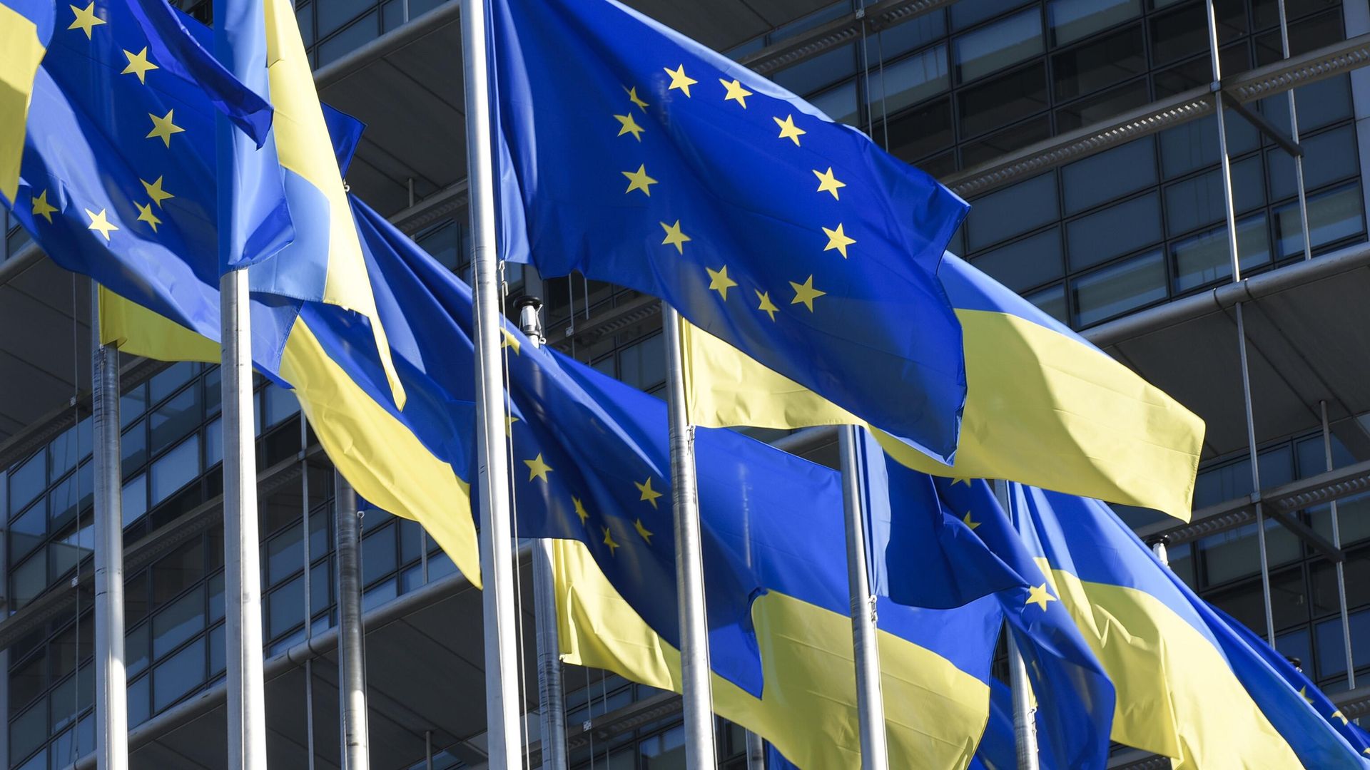 Флаги Украины и ЕС у здания Европарламента - ИноСМИ, 1920, 18.10.2025
