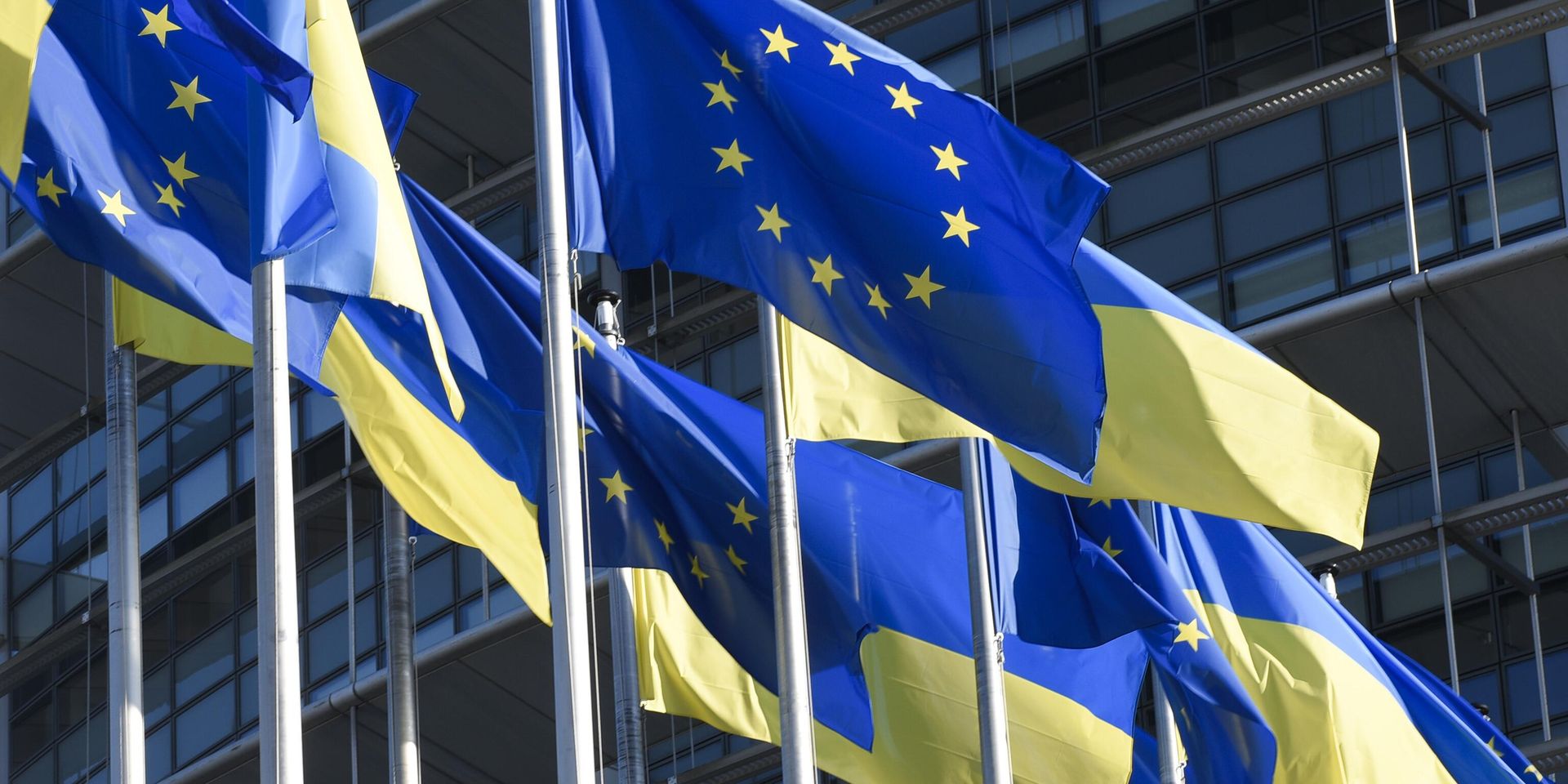 Флаги Украины и ЕС у здания Европарламента - ИноСМИ, 1920, 29.07.2026