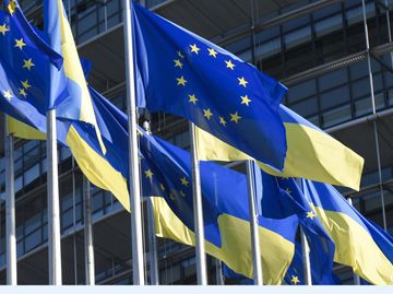Флаги Украины и ЕС у здания Европарламента