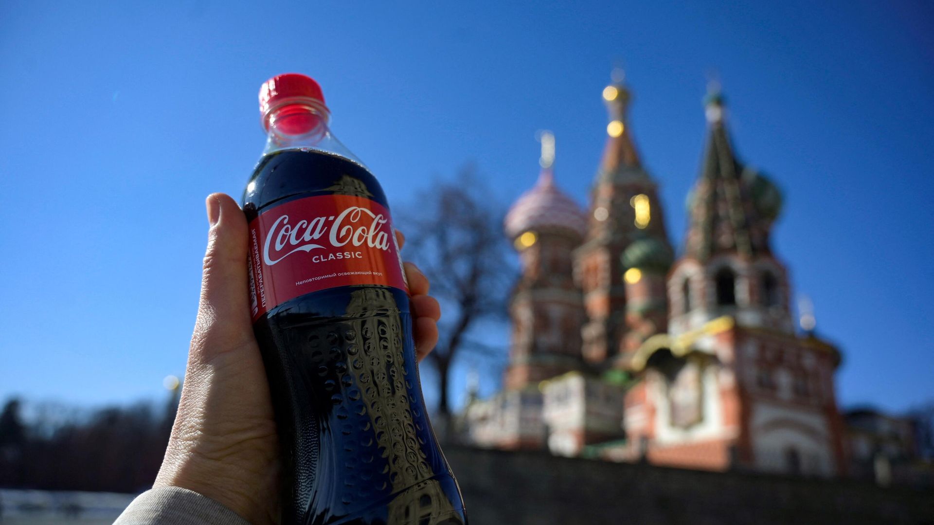 Бутылка Coca-Cola на фоне собора Василия Блаженного в центре Москвы - ИноСМИ, 1920, 18.06.2024