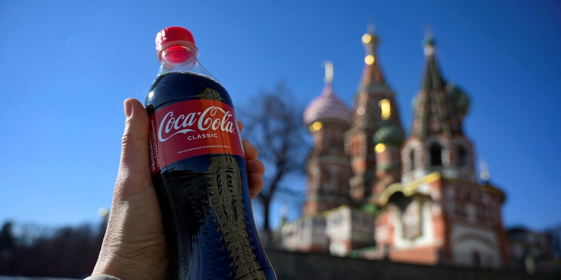 Бутылка Coca-Cola на фоне собора Василия Блаженного в центре Москвы - ИноСМИ, 1920, 18.06.2024
