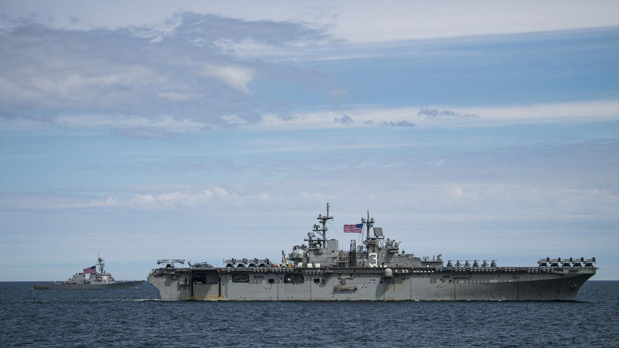 Военный корабль USS Porter (слева) и универсальный десантный корабль класса Уосп USS Kearsarge во время учений BALTOPS 22 в Балтийском море. 6 июня 2022 года.