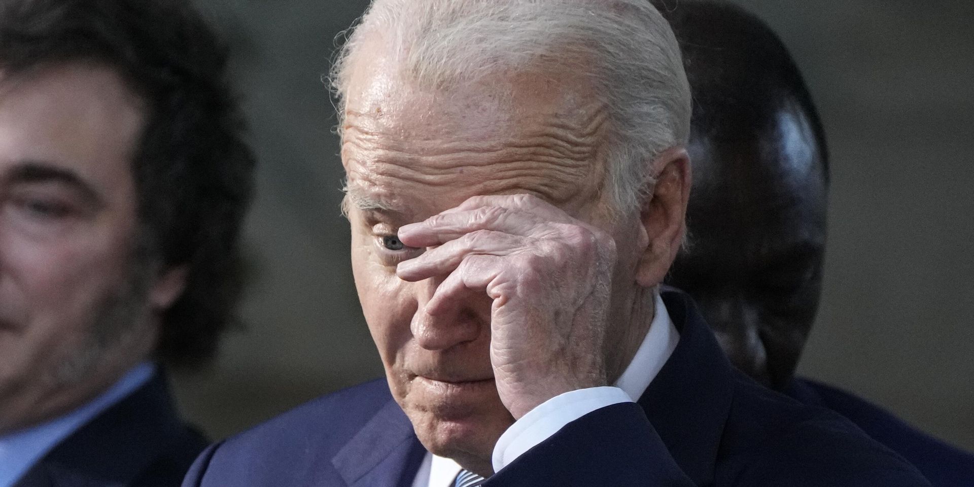 Президент США Джо Байден позирует для общего фото на саммите G7 в пятницу, 14 июня 2024 года,  на юге Италии. - ИноСМИ, 1920, 19.05.2025
