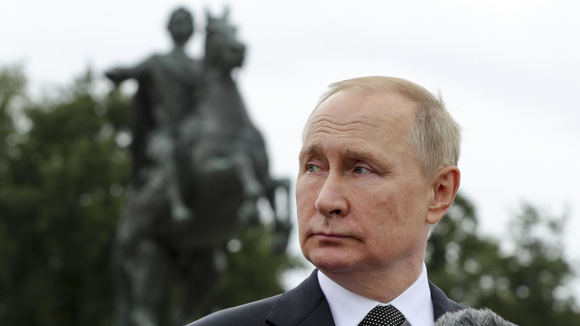 Президент России Владимир Путин на фоне конной статуей Петра Великого перед началом парада во время празднования Дня Военно-морского флота в Санкт-Петербурге 31 июля 2022 года. - ИноСМИ, 1920, 02.08.2024