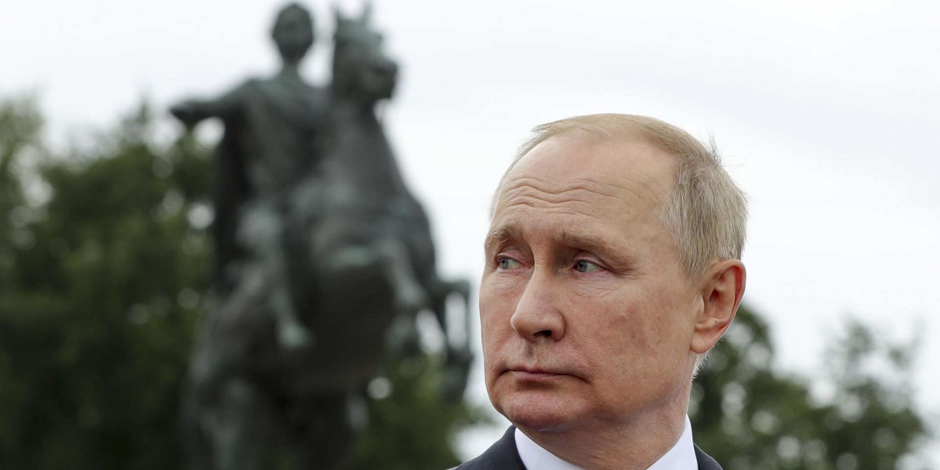 Президент России Владимир Путин на фоне конной статуей Петра Великого перед началом парада во время празднования Дня Военно-морского флота в Санкт-Петербурге 31 июля 2022 года. - ИноСМИ, 1920, 02.08.2024