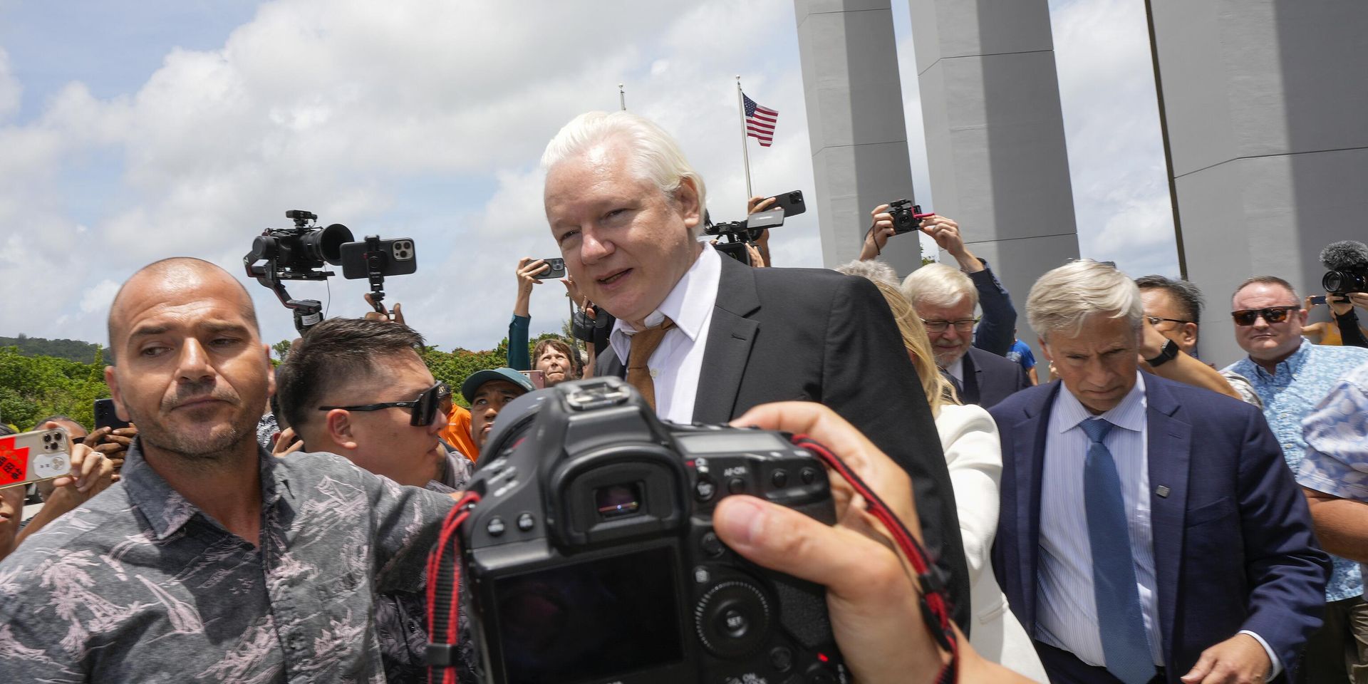 Основатель WikiLeaks Джулиан Ассанж покидает Федеральный окружной суд США на Сайпане, Северные Марианские острова, 26 июня 2024 года. - ИноСМИ, 1920, 26.06.2024