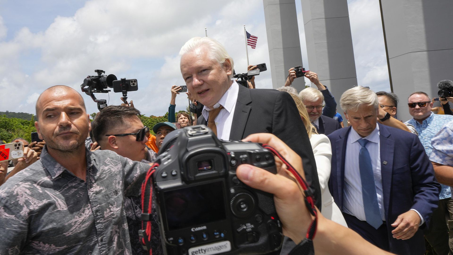 Основатель WikiLeaks Джулиан Ассанж покидает Федеральный окружной суд США на Сайпане, Северные Марианские острова, 26 июня 2024 года. - ИноСМИ, 1920, 26.06.2024