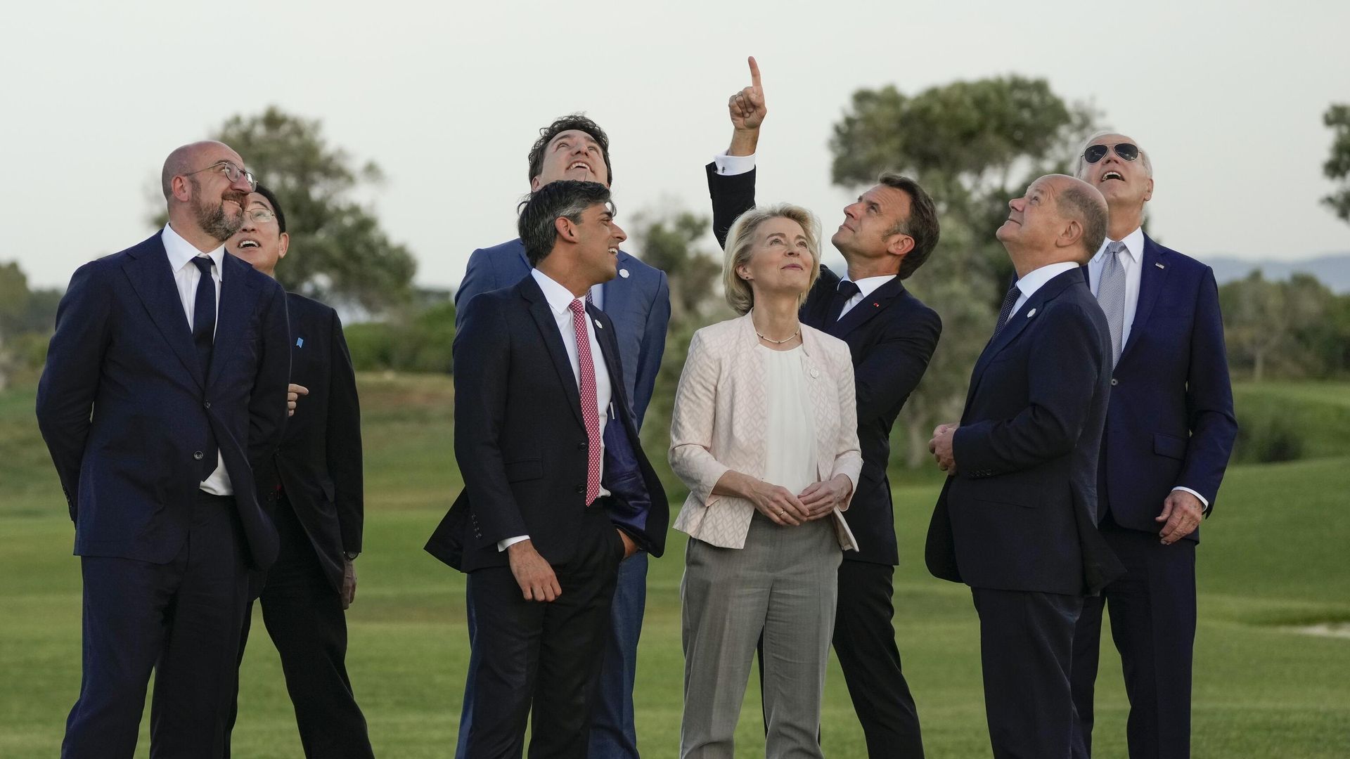 Участники саммита G7 в Фазано (регион Апулия), Италия, наблюдают за демонстрацией прыжков с парашютом. 13 июня 2024 года. - ИноСМИ, 1920, 16.10.2024