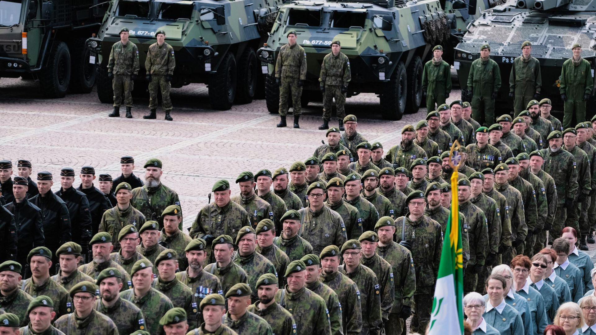 Солдаты и другой военный персонал выстраиваются для участия в параде на Сенатской площади в Хельсинки 4 июня 2022 года - ИноСМИ, 1920, 02.07.2024