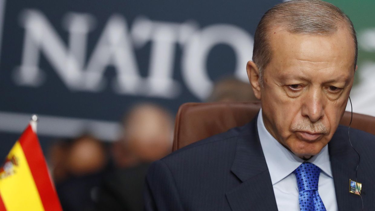 Президент Турции Реджеп Тайип Эрдоган ожидает начала заседания саммита НАТО Президент Турции Реджеп Тайип Эрдоган ожидает начала заседания саммита НАТО