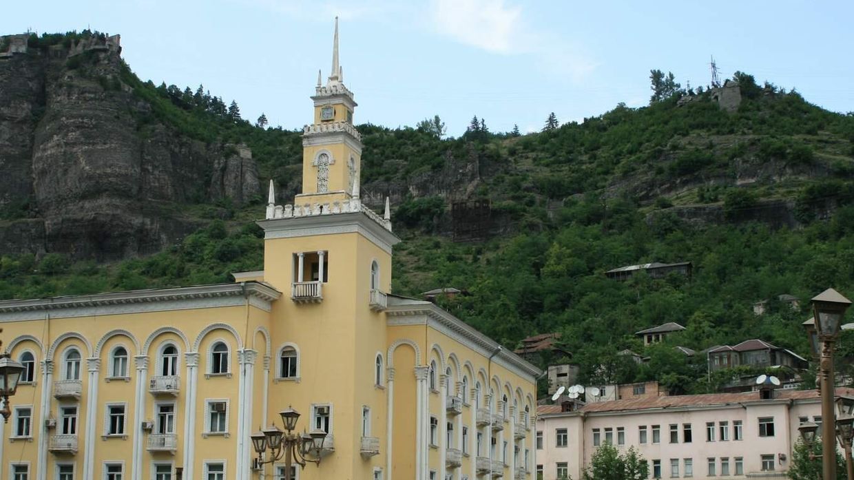 Муниципальное здание, в советское время - управление треста Чиатурмарганец, в городе Чиатура, Грузия. Архивное фото