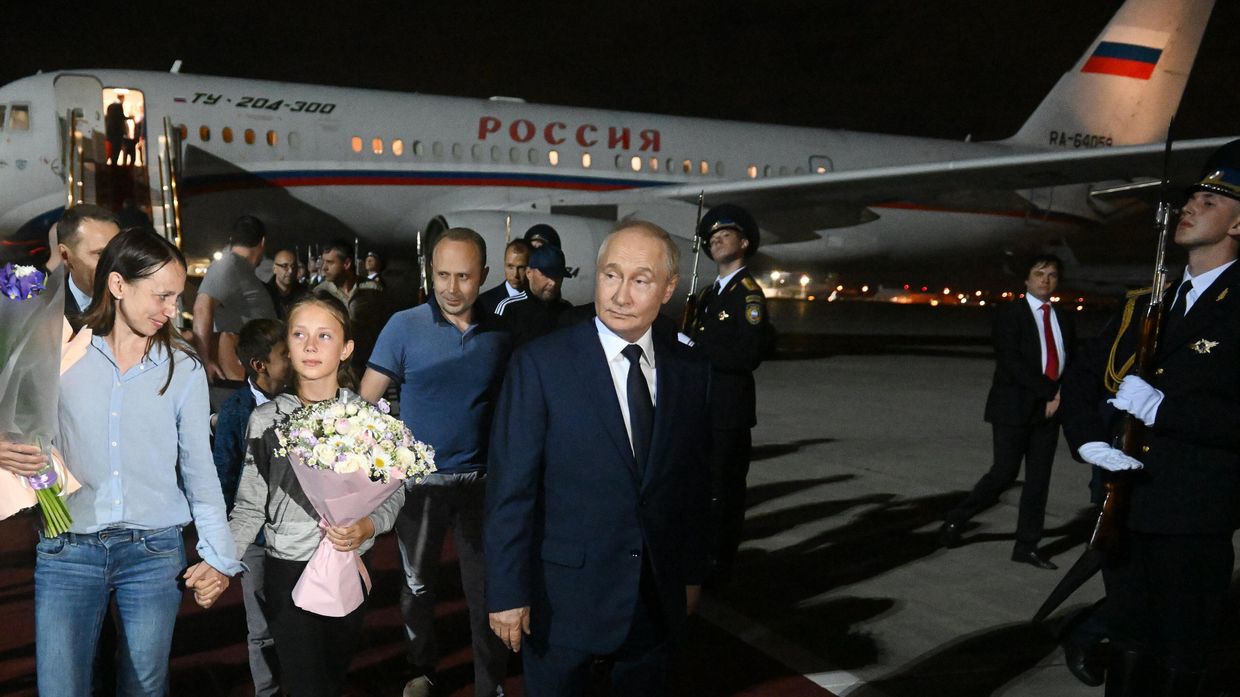 Президент Владимир Путин встретил в аэропорту граждан России, которые были освобождены в результате обмена Президент Владимир Путин встретил в аэропорту граждан России, которые были освобождены в результате обмена