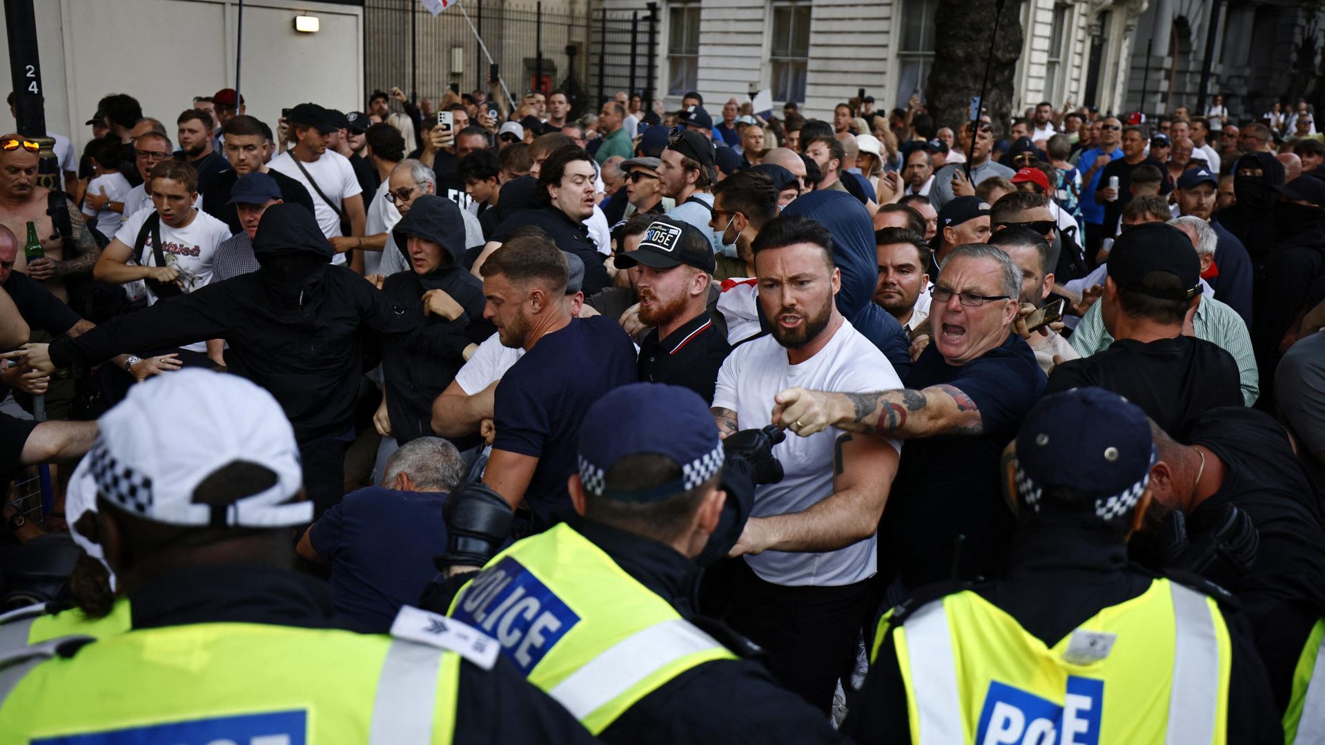 Собравшиеся у входа на Даунинг-стрит, 10 в центре Лондона, выражают протест в ходе демонстрации Хватит   31 июля 2024 года, которая стала реакцией на действия правительства на поножовщину со смертельным исходом в Саутпорте 29 июля - ИноСМИ, 1920, 05.05.2026