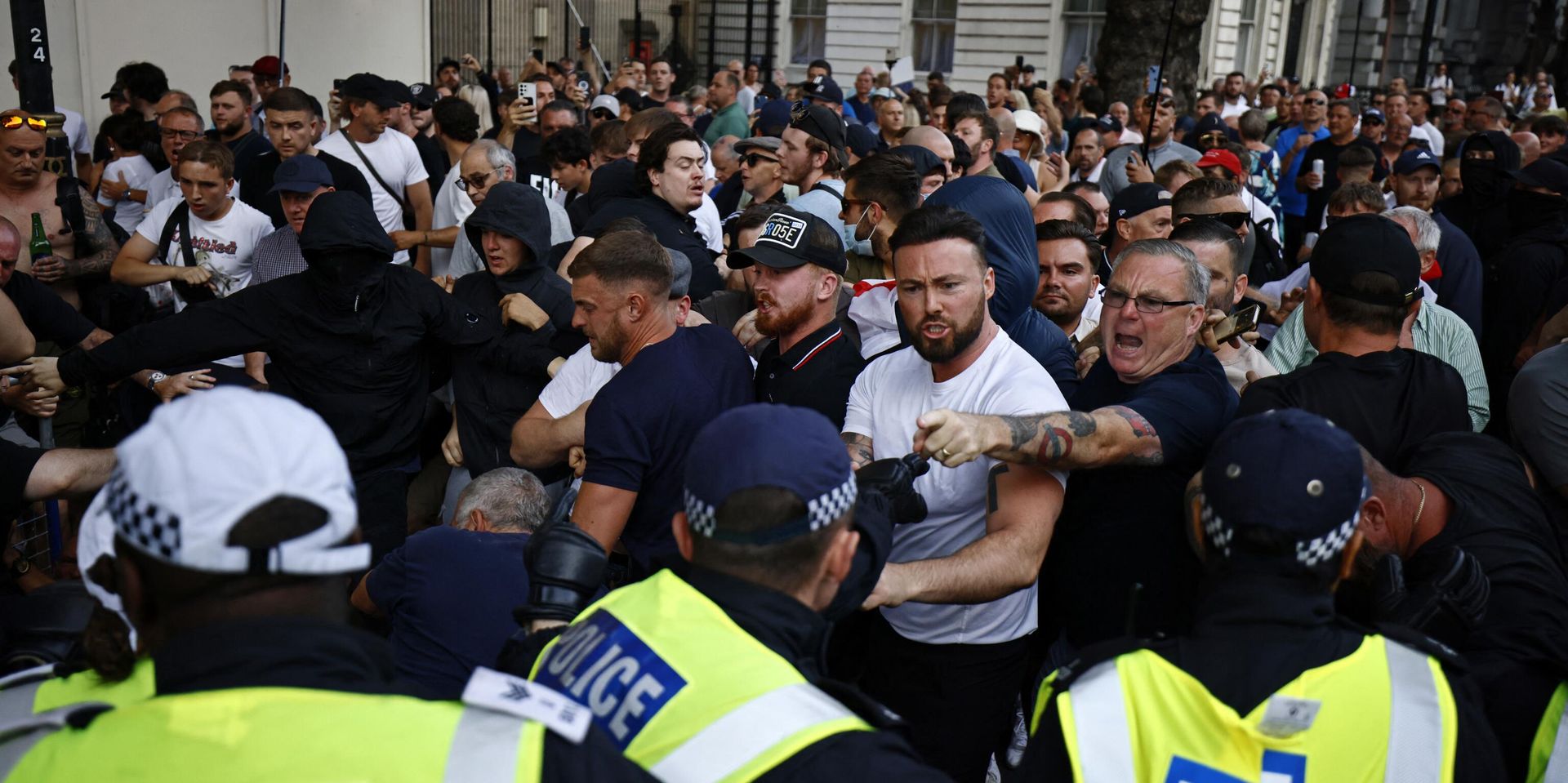 Собравшиеся у входа на Даунинг-стрит, 10 в центре Лондона, выражают протест в ходе демонстрации Хватит   31 июля 2024 года, которая стала реакцией на действия правительства на поножовщину со смертельным исходом в Саутпорте 29 июля - ИноСМИ, 1920, 05.05.2026