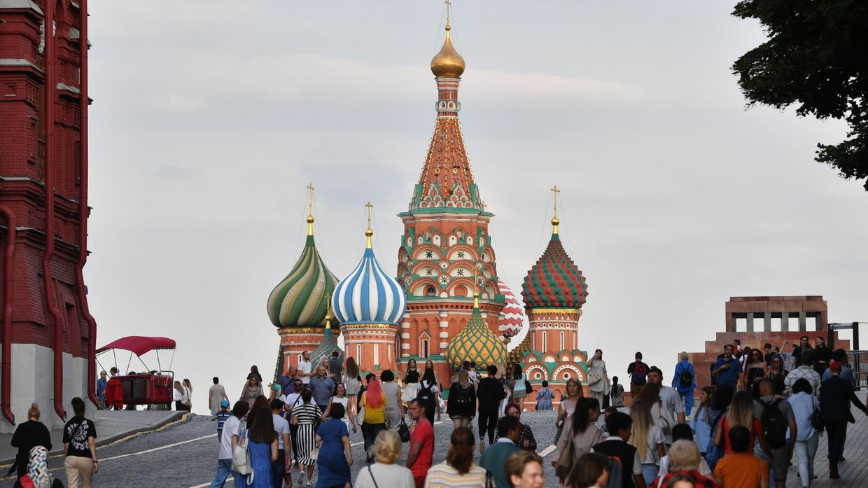 Люди гуляют на Красной площади в Москве