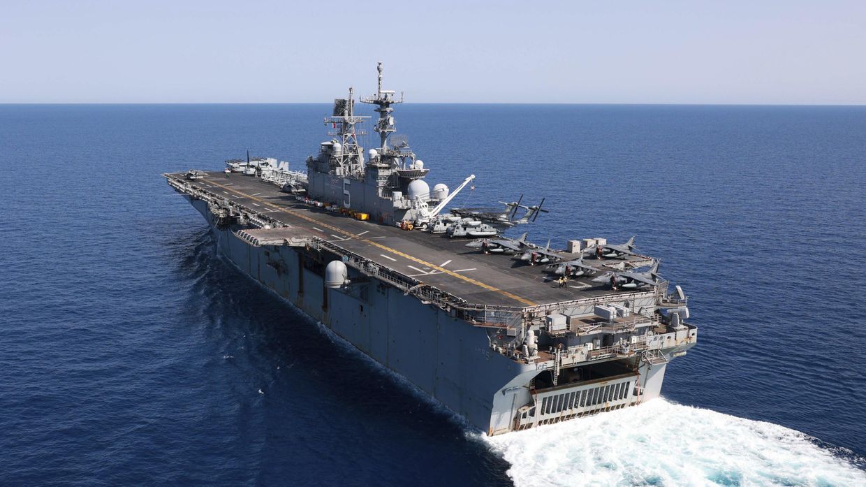 Десантный корабль ВМС США Батаан пересекает Красное море
