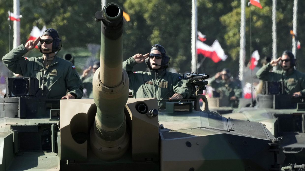 Военный парад в Варшаве на День Войска Польского Военный парад в Варшаве на День Войска Польского