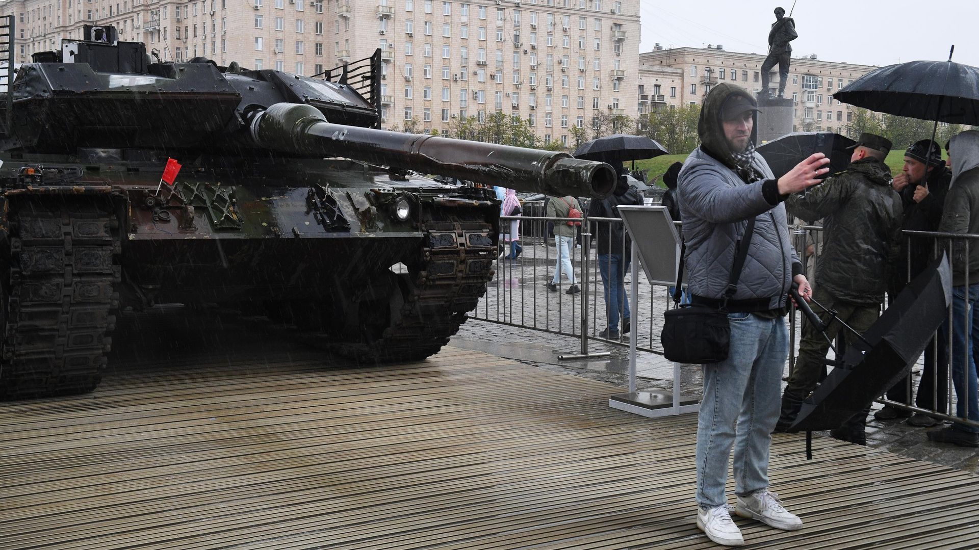 Трофейный танк Leopard 2A6, захваченный российскими военнослужащими в ходе спецоперации, на Поклонной горе в Москве. - ИноСМИ, 1920, 15.06.2025