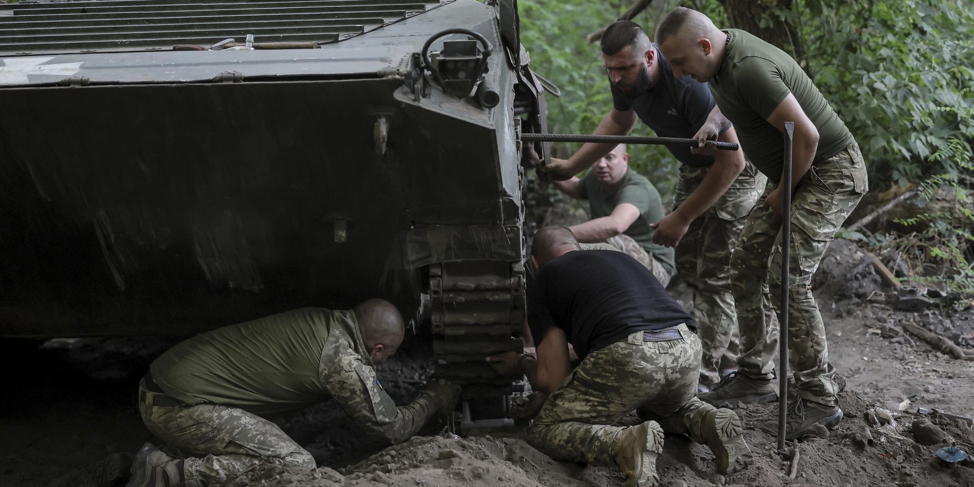 Солдаты 24-й механизированной бригады ВСУ ремонтируют гусеницы боевой машины пехоты BRM 1k вблизи города Часов Яр, Донецкая область, Украина, 17 августа 2024 г - ИноСМИ, 1920, 01.06.2025