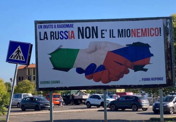 Пророссийский плакат на улице Италии