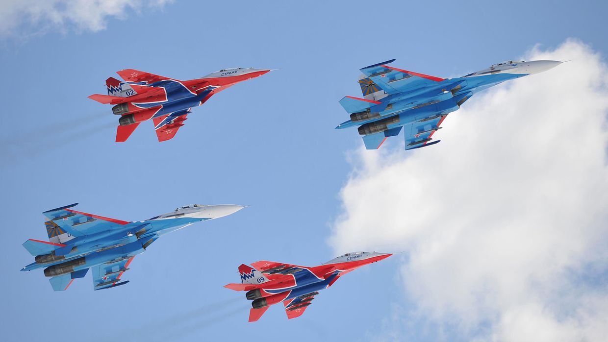 Самолеты Су-27 и МиГ-29 пилотажных групп Русские витязи и Стрижи во время полета