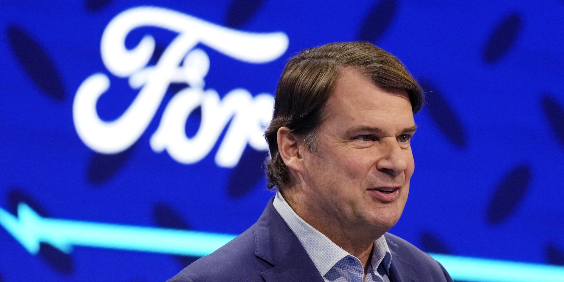 Президент и исполнительный директор Ford Motor Co. Джим Фарли объявляет о создании нового завода по производству аккумуляторов для электроавтомобилей в Ромулусе, штат Мичиган. 13 февраля 2023 года. - ИноСМИ, 1920, 18.08.2025