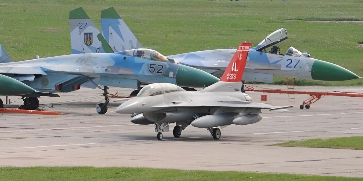 Сравнение масштаба F-16 (на первом плане) с Су-27