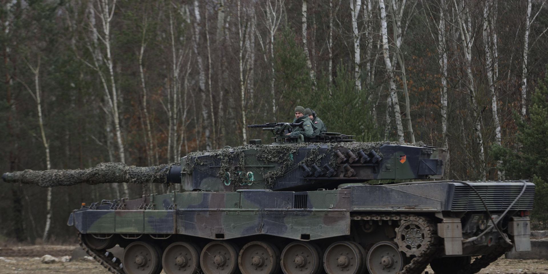 Украинские и польские солдаты на крыше танка Leopard 2 во время учений на военной базе в Польше - ИноСМИ, 1920, 16.04.2025