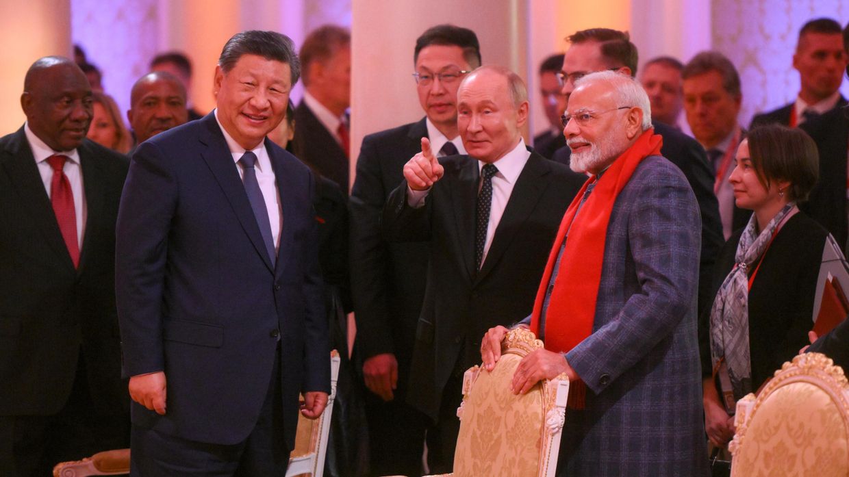 Председатель КНР Си Цзиньпин, президент РФ Владимир Путин и премьер-министр Индии Нарендра Моди во время концерта перед неформальным обедом глав делегаций в рамках XVI саммита БРИКС в Казани. 