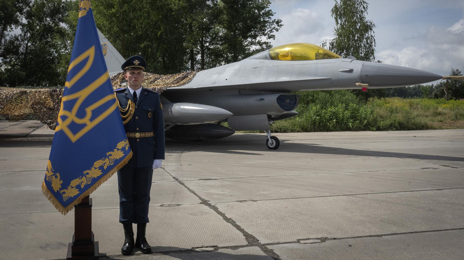 Украинский почетный караул у истребителя F-16 Военно-воздушных сил Украины. Архивная фотография - ИноСМИ, 1920, 29.05.2025