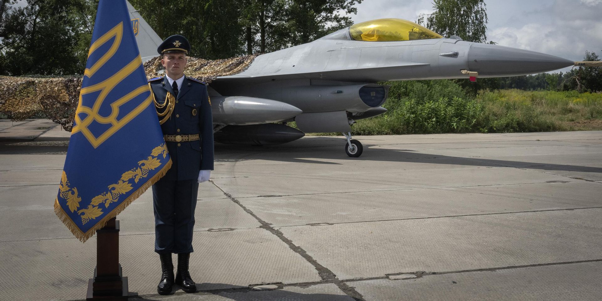 Украинский почетный караул у истребителя F-16 Военно-воздушных сил Украины. Архивная фотография - ИноСМИ, 1920, 29.05.2025