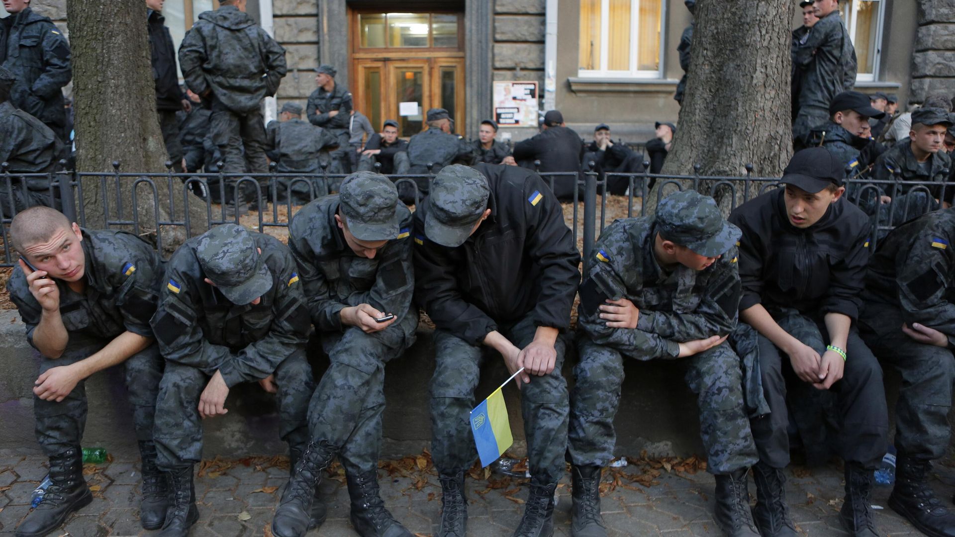 Солдаты-срочники Национальной гвардии Украины протестуют возле здания администрации президента в Киеве с требованием демобилизации - ИноСМИ, 1920, 28.04.2026