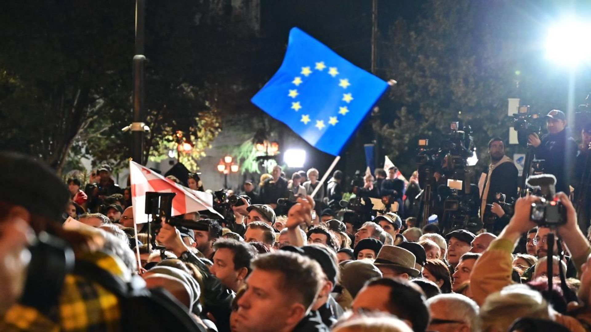 Акция протеста грузинской оппозиции перед зданием парламента в Тбилиси - ИноСМИ, 1920, 31.10.2024