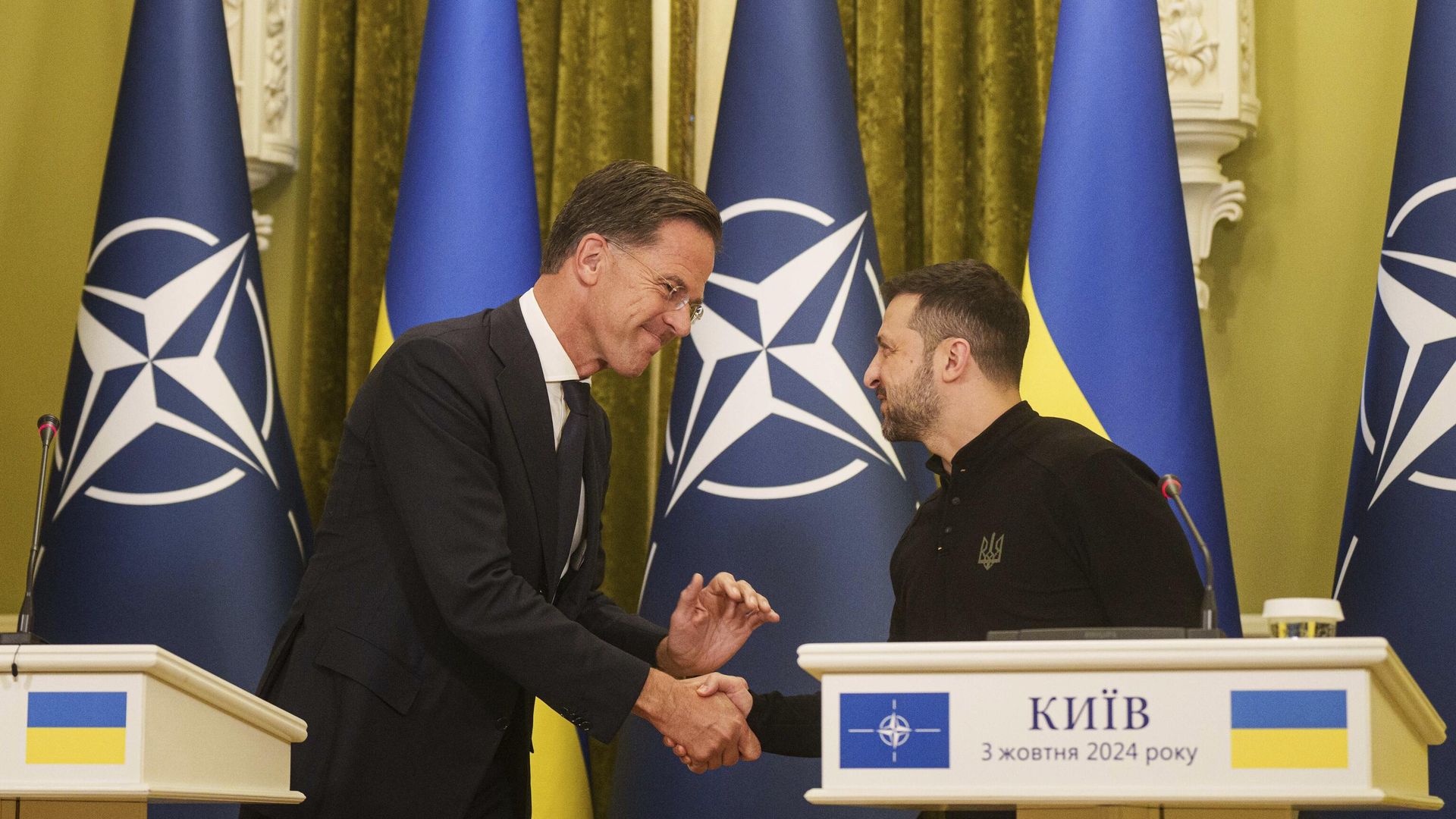 Генеральный секретарь НАТО Марк Рютте и президент Украины Владимир Зеленский пожимают друг другу руки во время пресс-конференции в Киеве - ИноСМИ, 1920, 27.12.2024
