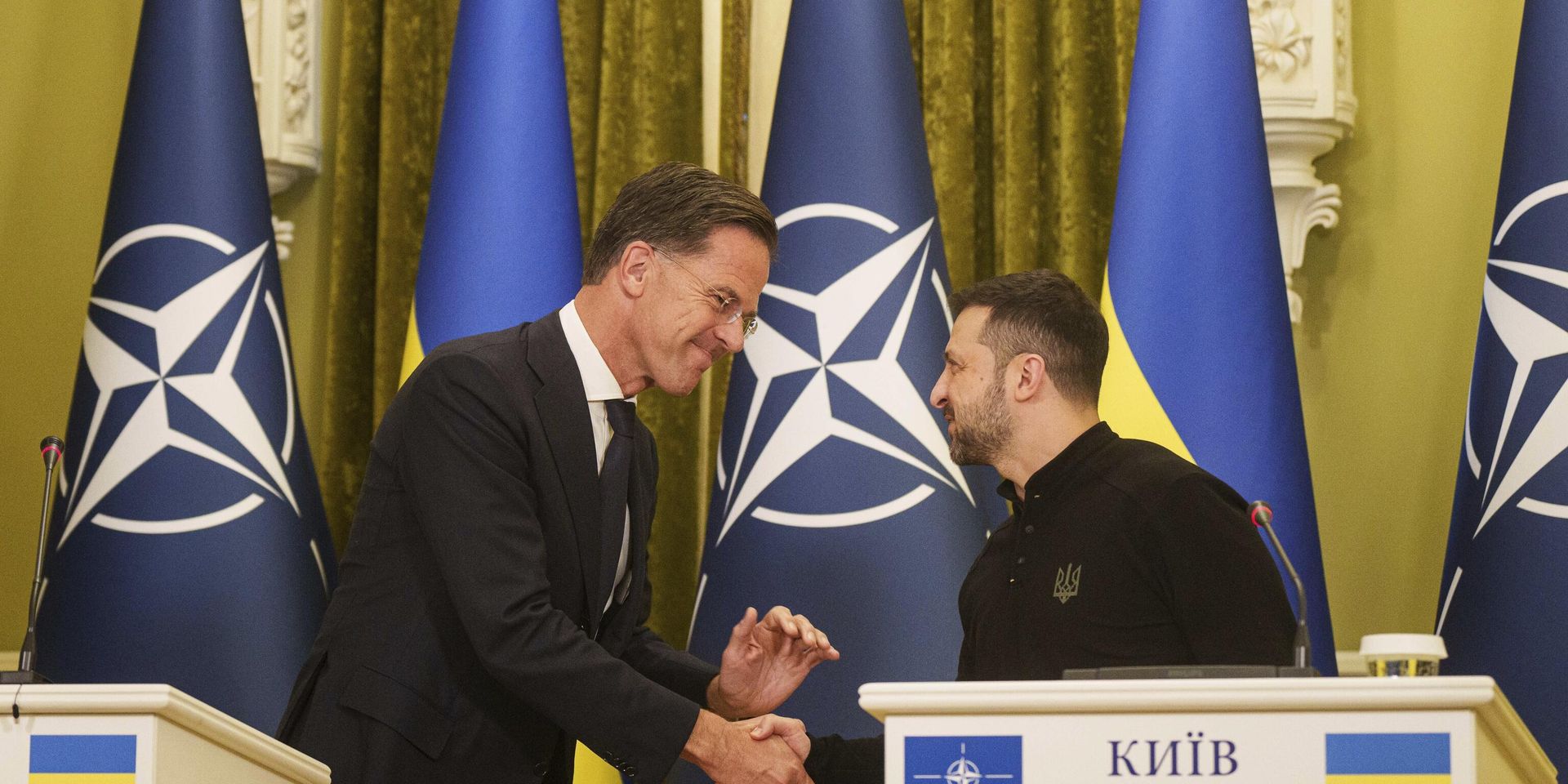 Генеральный секретарь НАТО Марк Рютте и президент Украины Владимир Зеленский пожимают друг другу руки во время пресс-конференции в Киеве - ИноСМИ, 1920, 26.03.2026