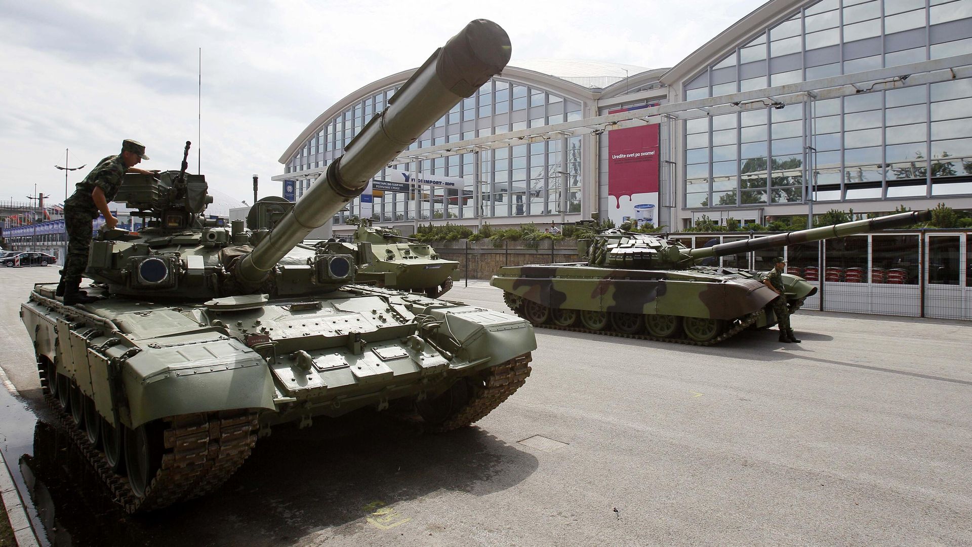 Солдат сербской армии осматривает боевой танк М-84 во время выставки военной техники в Белграде - ИноСМИ, 1920, 30.10.2024