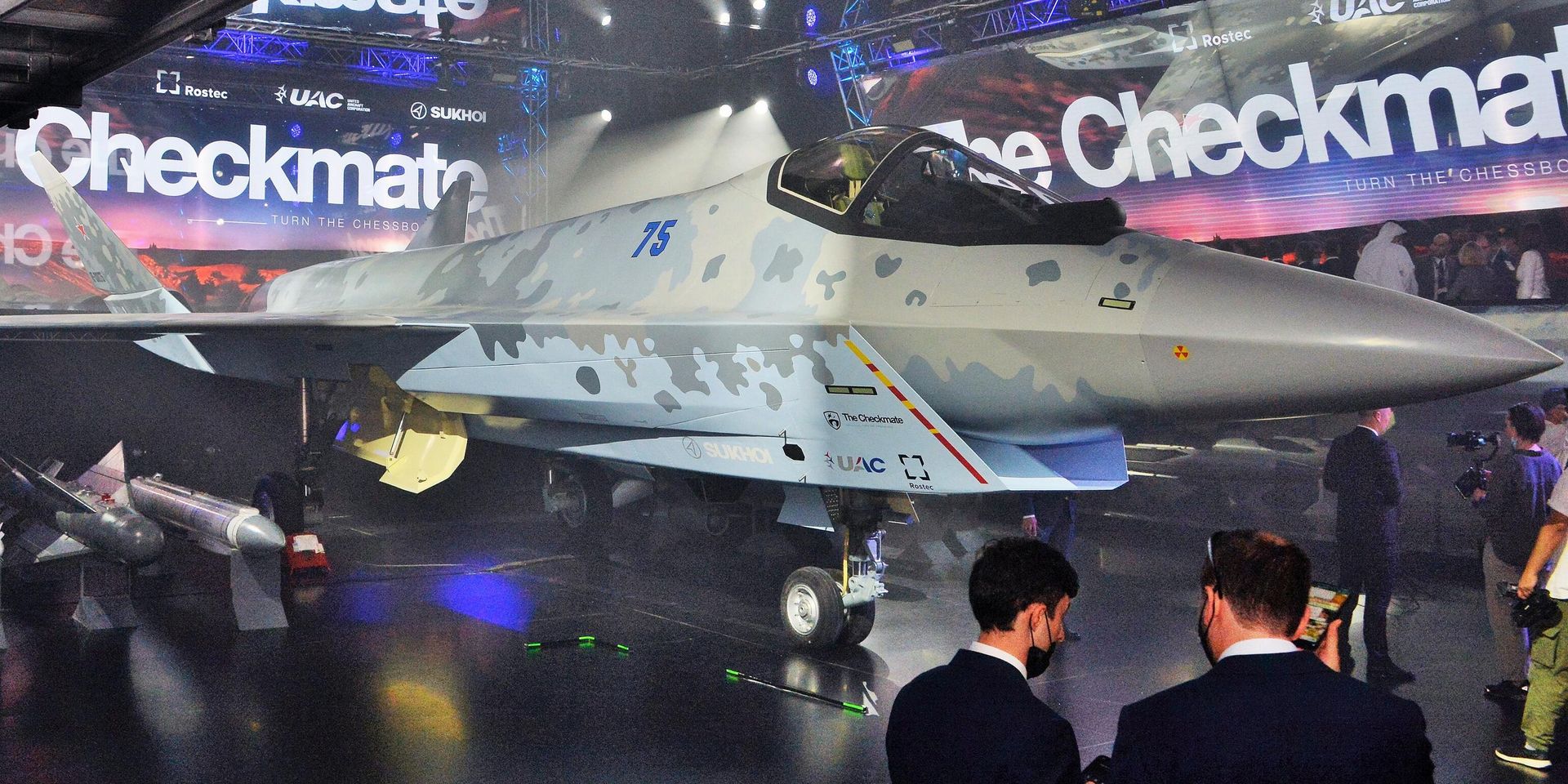Российский истребитель пятого поколения Су-75 Checkmate, представленный на авиакосмическом салоне Dubai Airshow 2021 в Дубае - ИноСМИ, 1920, 26.11.2025