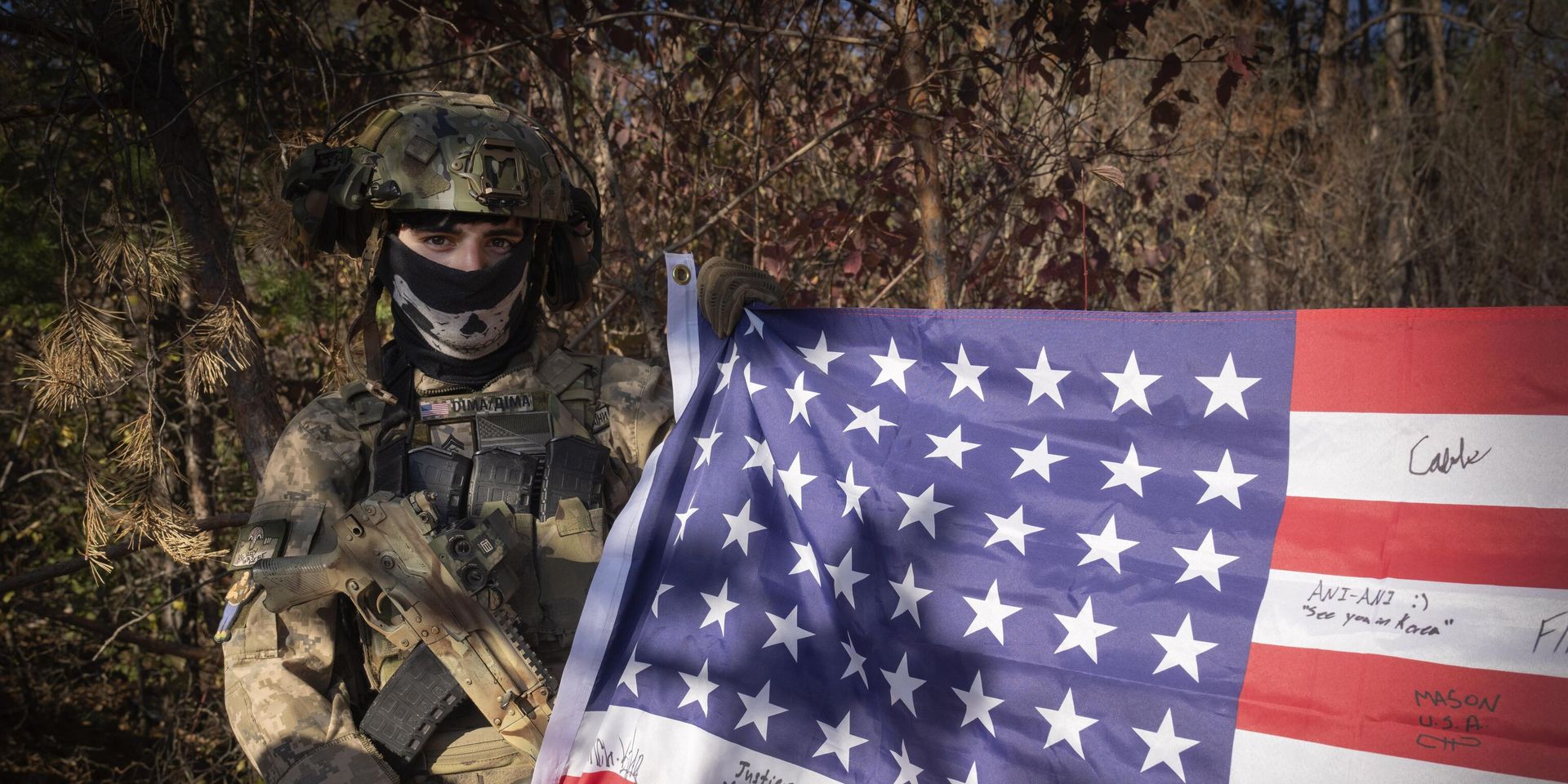 25-летний наемник с позывным Дима из Техаса держит флаг США на своей позиции недалеко от линии фронта в Харьковской области, Украина - ИноСМИ, 1920, 28.11.2024