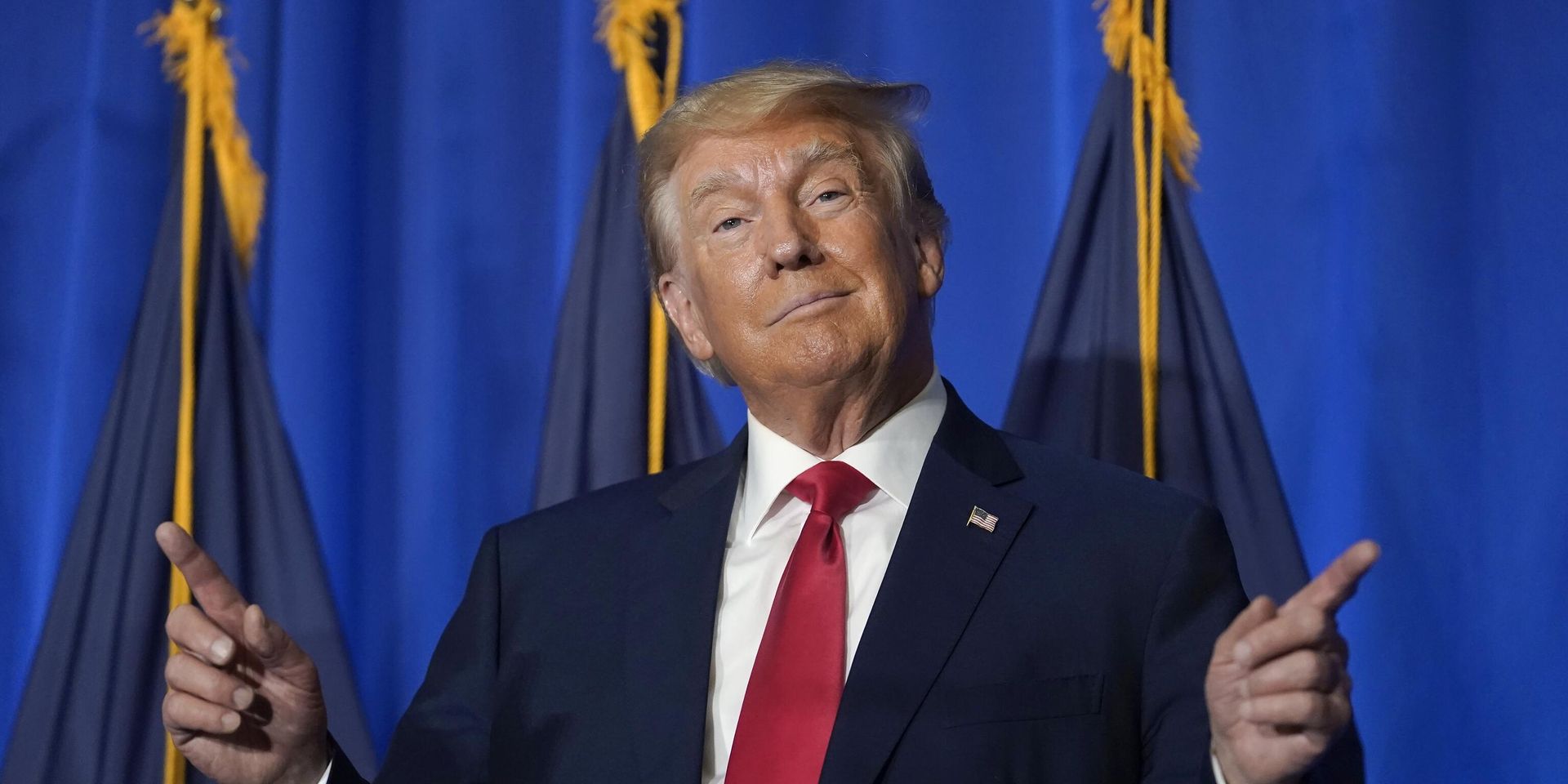 Дональд Трамп перед выступлением на ленче Федерации женщин-республиканцев Нью-Гэмпшира 27 июня 2023 года в городе Конкорде, Северная Каролина. - ИноСМИ, 1920, 02.02.2025