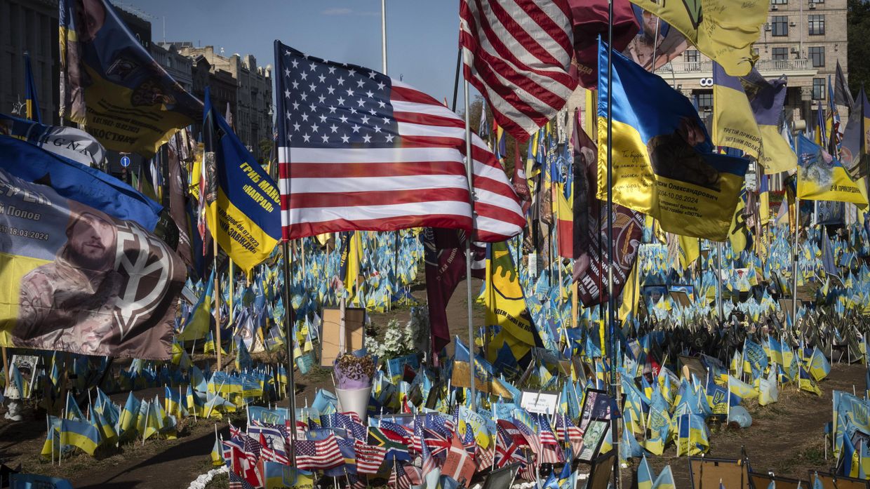 Флаги США и Украины у импровизированного военного мемориала на площади Независимости в Киеве в память об американских наемниках, погибших в боях с российскими войсками