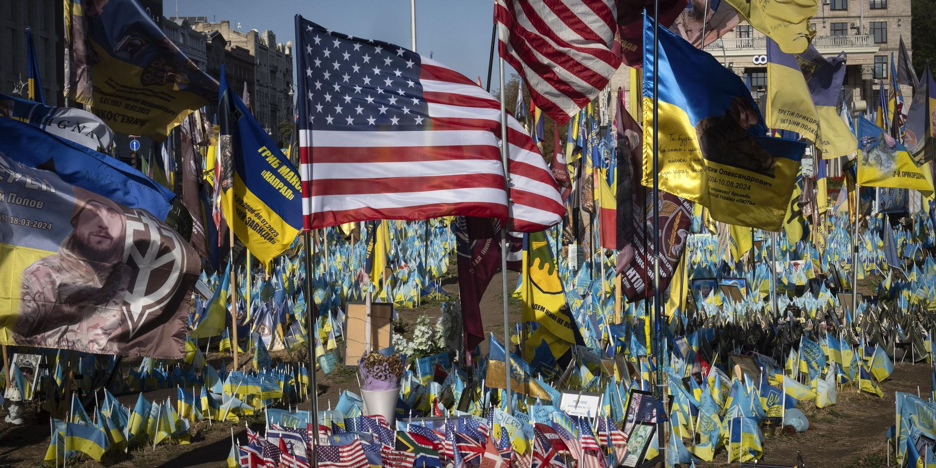 Флаги США и Украины у импровизированного военного мемориала на площади Независимости в Киеве в память об американских наемниках, погибших в боях с российскими войсками - ИноСМИ, 1920, 07.10.2025