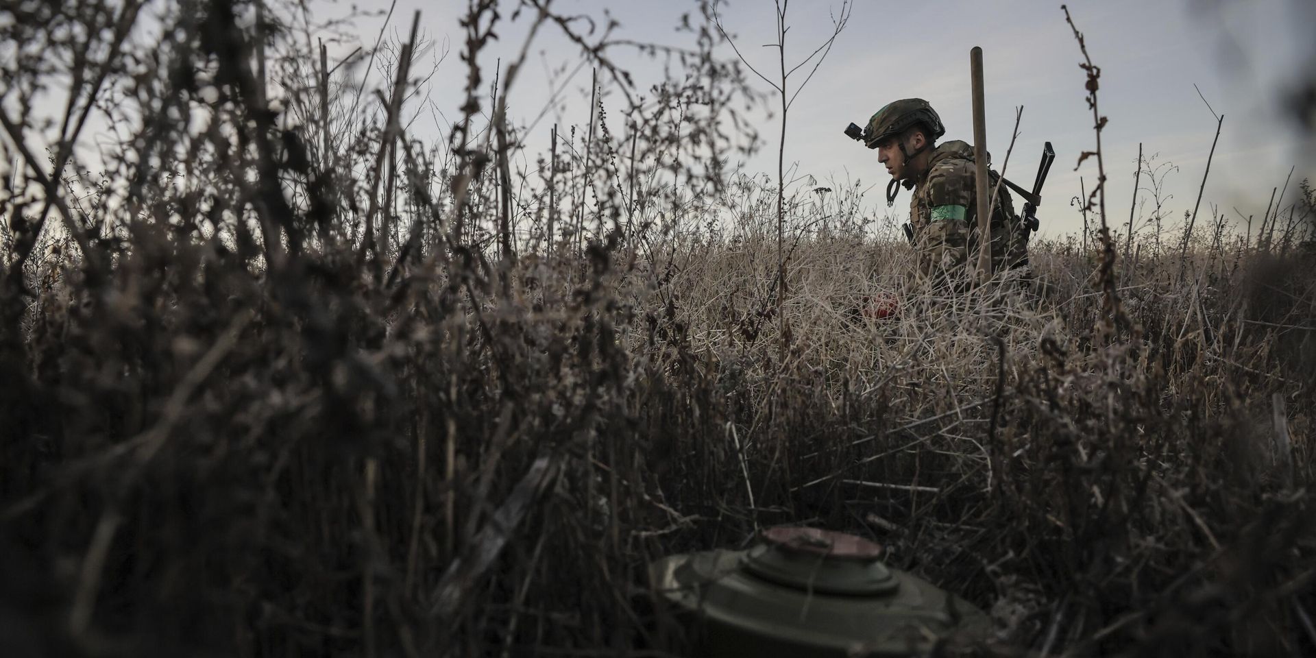 Военнослужащий 24-й механизированной бригады ВСУ устанавливает мины вдоль линии фронта вблизи города Часов Яр - ИноСМИ, 1920, 28.12.2024