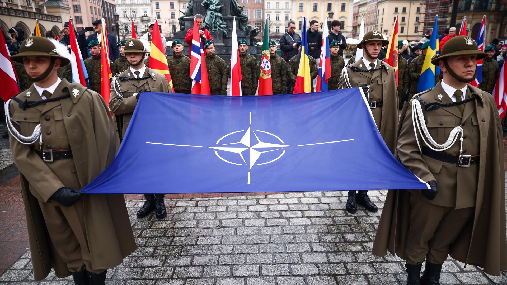 Солдаты польской армии держат флаг НАТО во время официального празднования 25-й годовщины вступления Польши в структуры НАТО - ИноСМИ, 1920, 26.11.2024