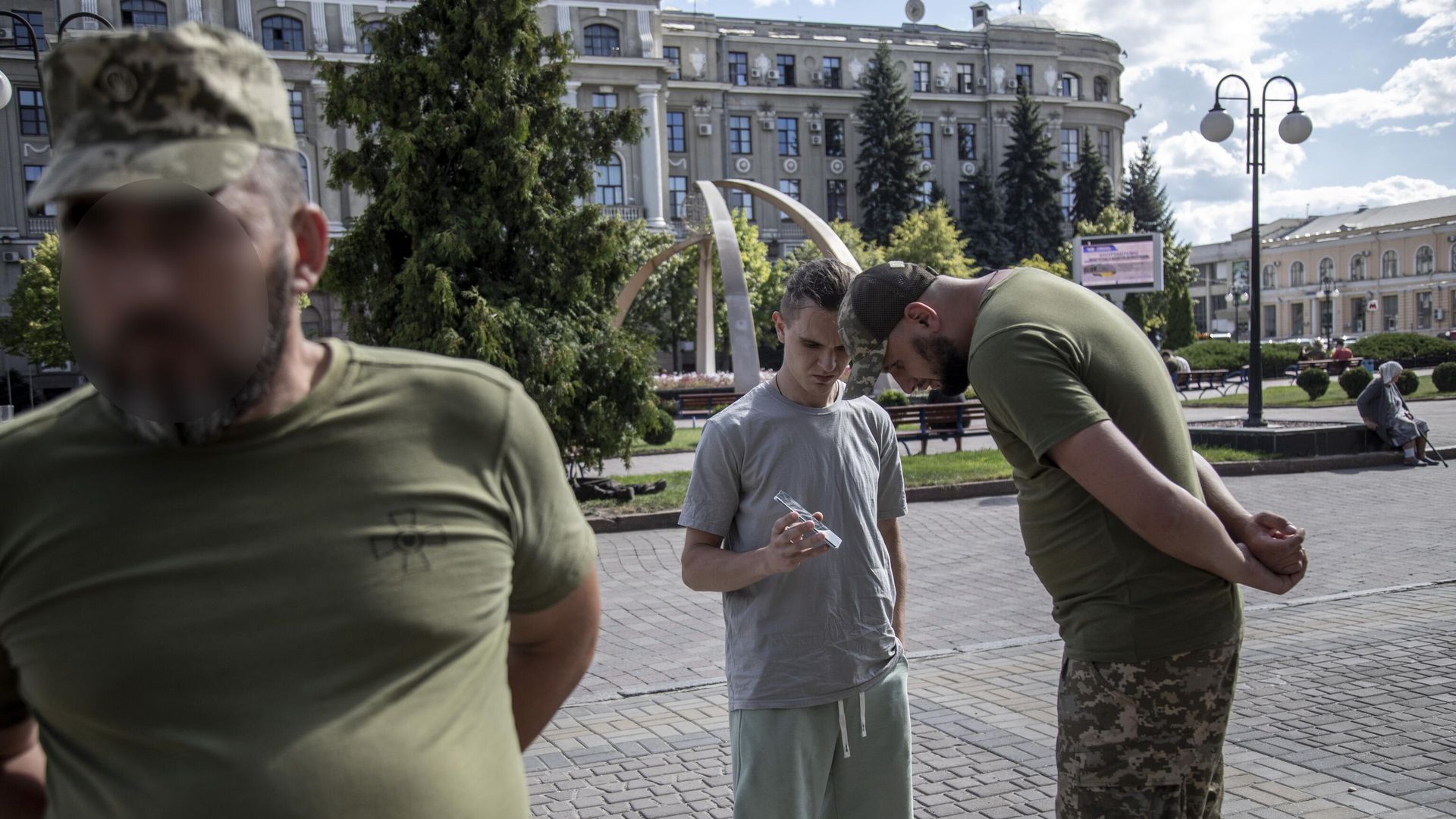 Сотрудники Харьковского областного военкомата проверяют документы гражданских лиц во время патрулирования улиц города, чтобы найти мужчин призывного возраста - ИноСМИ, 1920, 04.12.2024