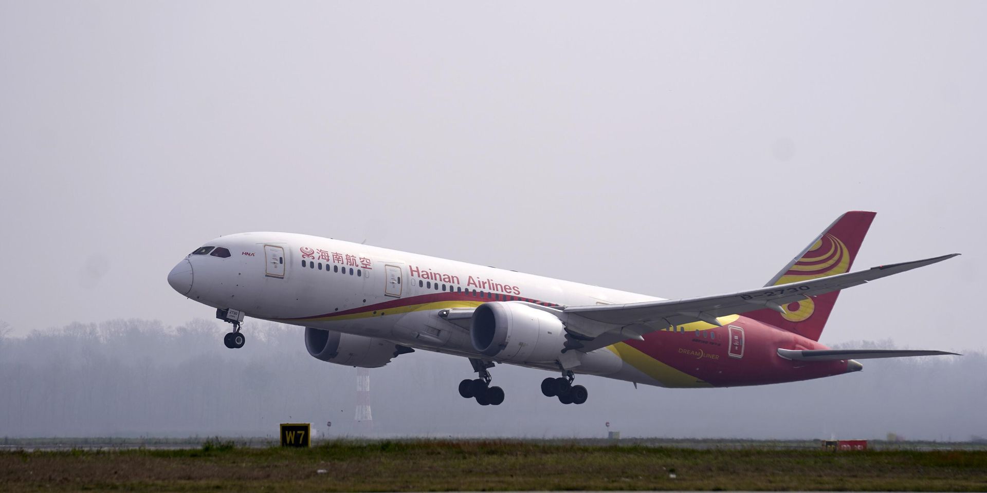 Boeing 787-9 китайской авиакомпании Hainan Airlines взлетает во время торжественного открытия нового рейса Милан - Чунцин  в аэропорту Мальпенса в Милане, Италия, 19 марта 2024 года. - ИноСМИ, 1920, 10.12.2024