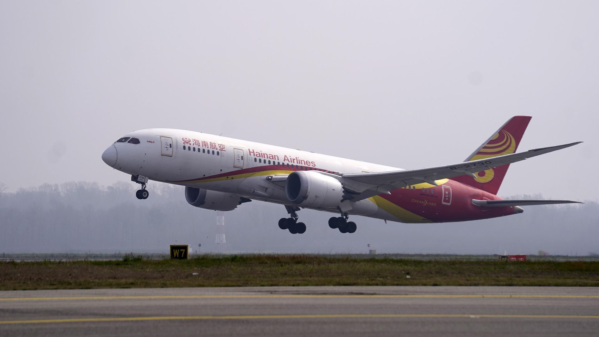 Boeing 787-9 китайской авиакомпании Hainan Airlines взлетает во время торжественного открытия нового рейса Милан - Чунцин  в аэропорту Мальпенса в Милане, Италия, 19 марта 2024 года. - ИноСМИ, 1920, 10.12.2024
